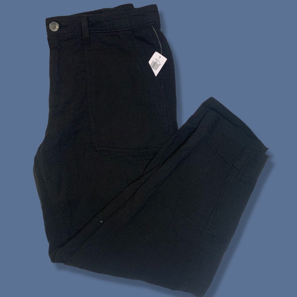 Old Navy High-Waisted Slouchy Cropped Tapered Workwear Pants in Black